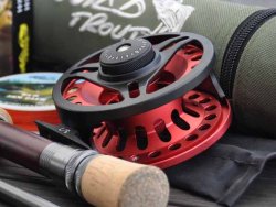 Flugrulle Troutfly Black & Red 7/9